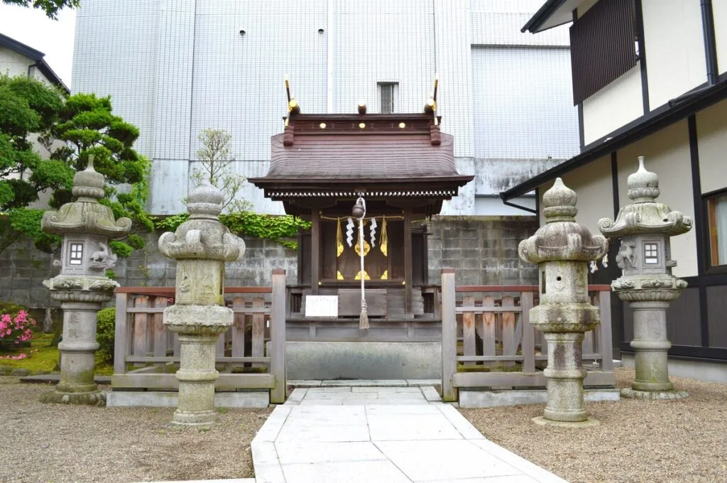 御釜神社