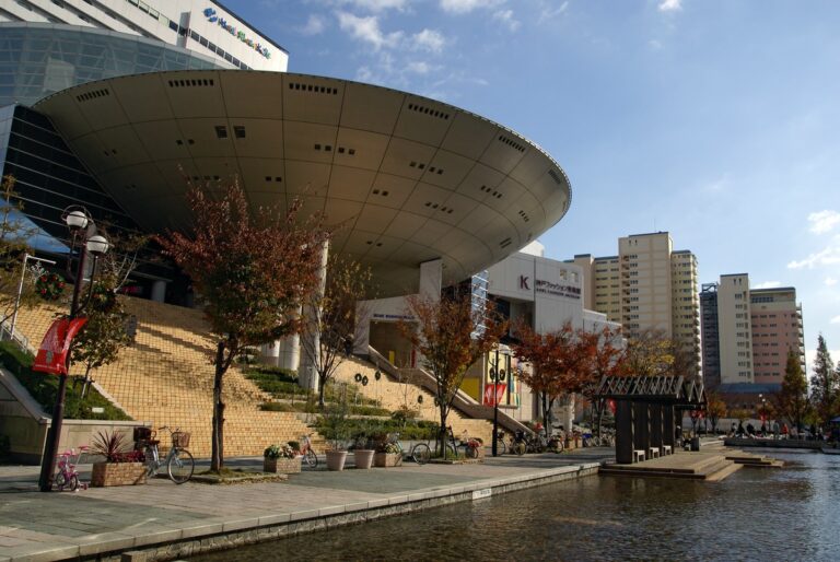 神戸ファッション美術館